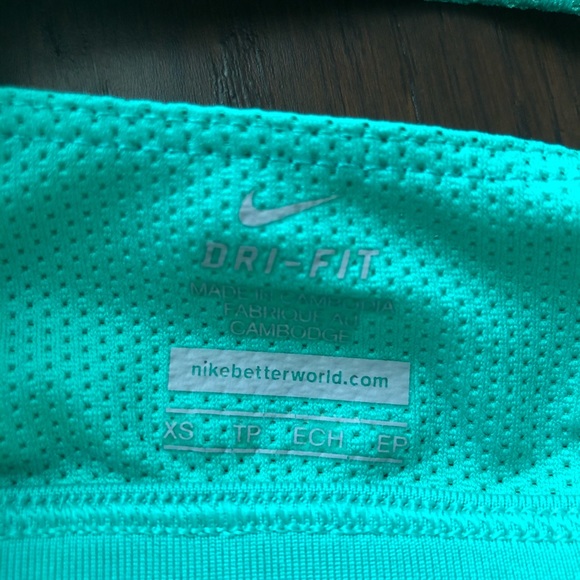 Nike workout top with sewn in bra - Picture 3 of 3